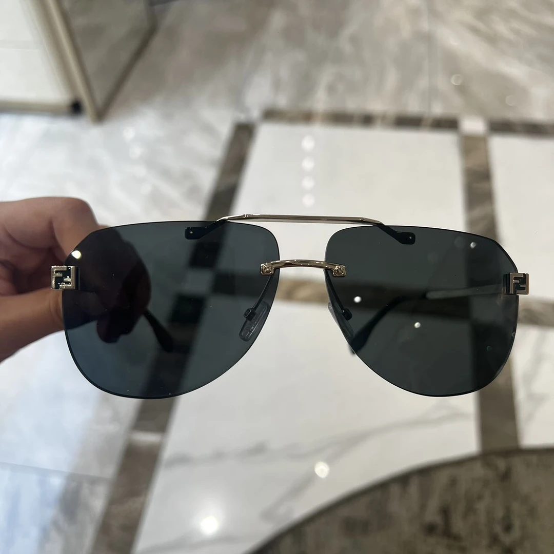 未使用 FENDI/芬迪  /GG/ 新款墨镜FE40115U