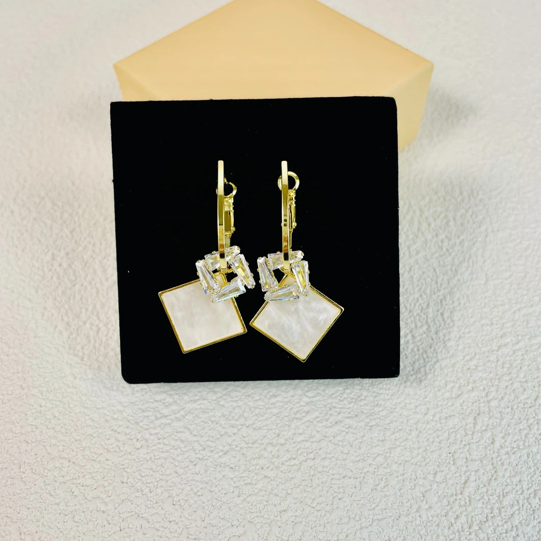 合金树脂耳饰 新款气质菱形几何粉色小香风高级感耳坠女白色轻奢