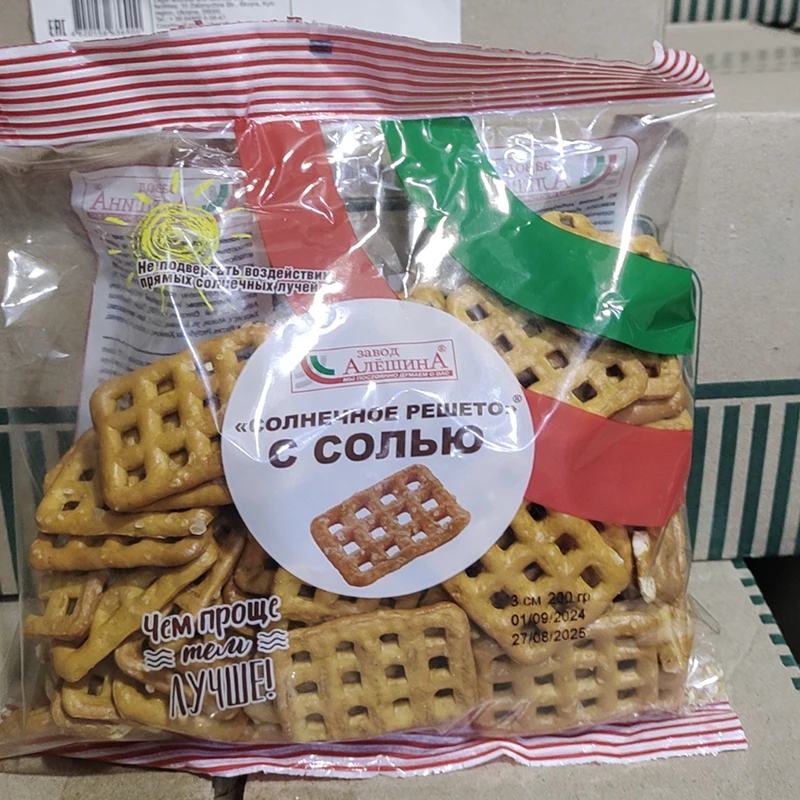 咖咖俄罗斯原装进口斯拉贡牌咸味碱水网格蝴蝶圈饼干200g