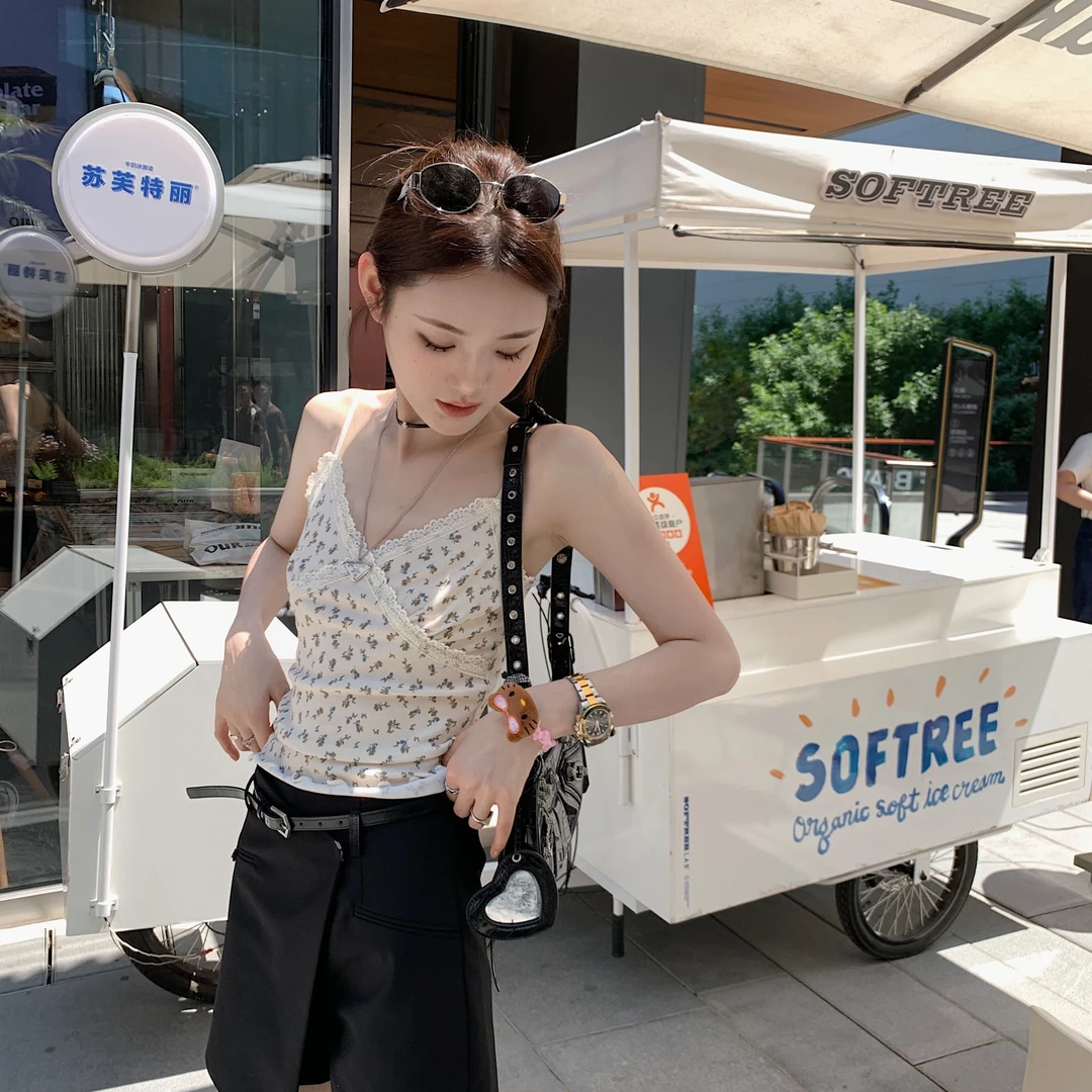 aaaaxbbb 织夏碎花蕾丝拼接吊带打底定染印花V领显瘦清新内搭上衣