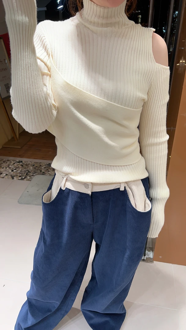 高领特色漏肩针织上衣秋冬