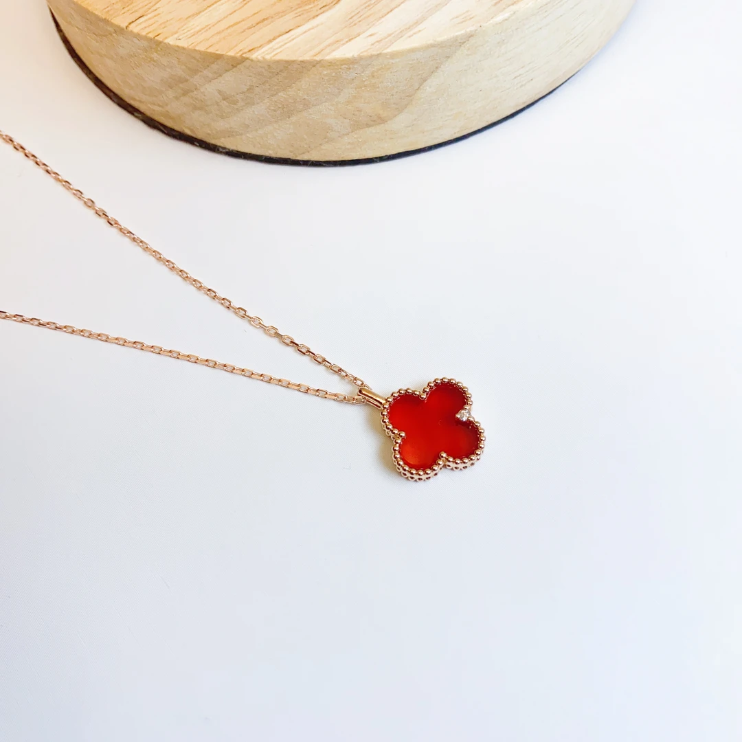 18K玫 四叶草红玛瑙带钻吊坠,《配银链》百搭 气质 经典