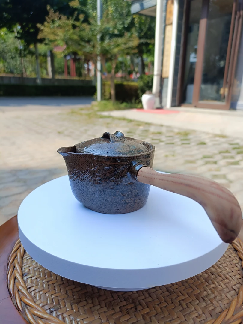 如意陶壶，拉坯1天，干2天，修1天，素1天，釉1天，烧1天，10把烧成1把。