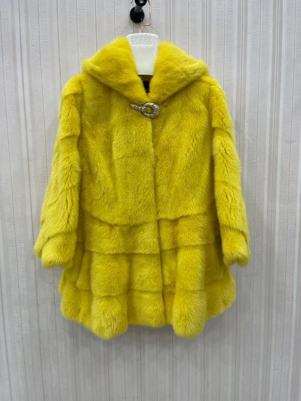 鹅黄色经典AB收腰款貂皮大衣