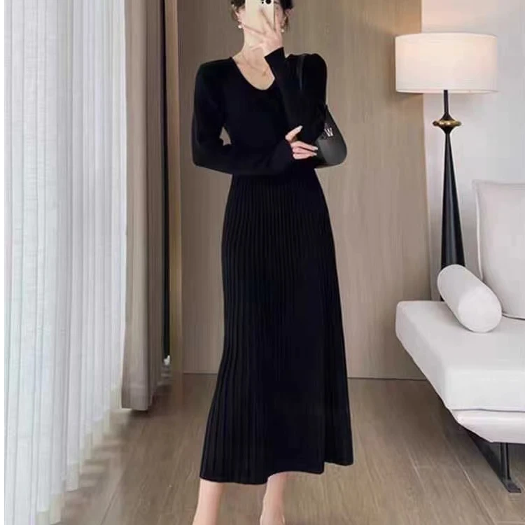 配大衣的针织连衣裙女秋冬气质名媛高级感收腰内搭a字毛衣裙长裙