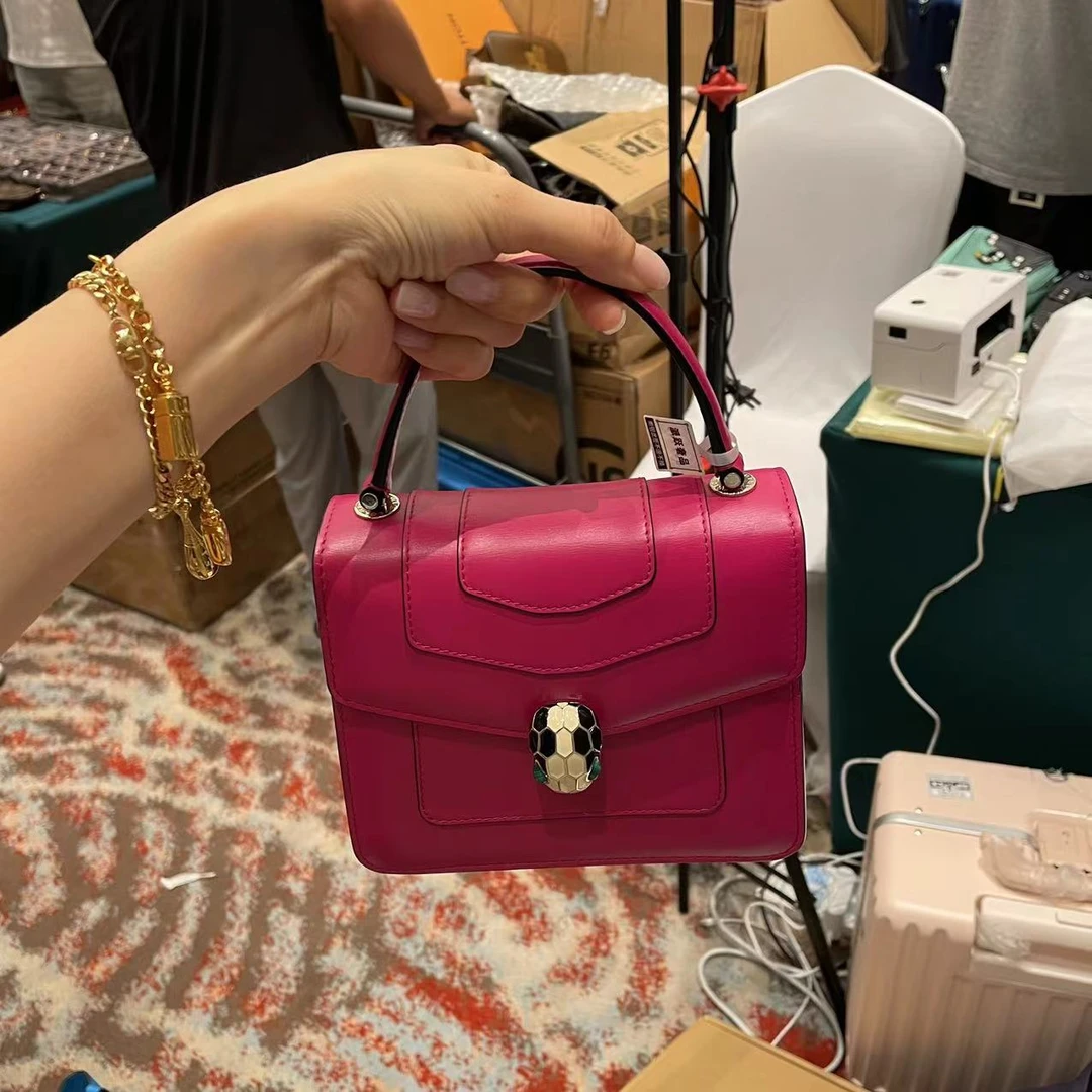 95新 BVLGARI/宝格丽 玫红蛇头风琴手提斜挎包/派/897140