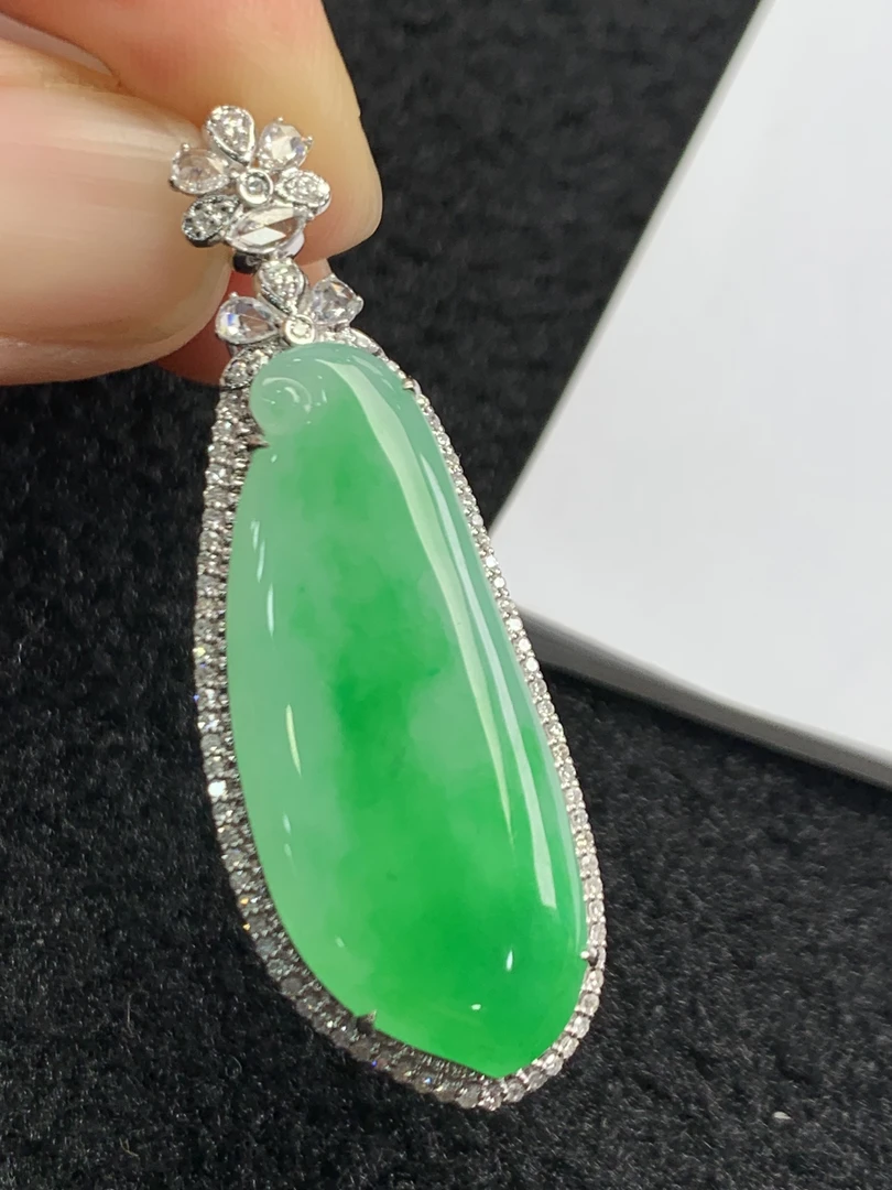 18K镶嵌缅甸A货翡翠冰种飘阳绿福瓜