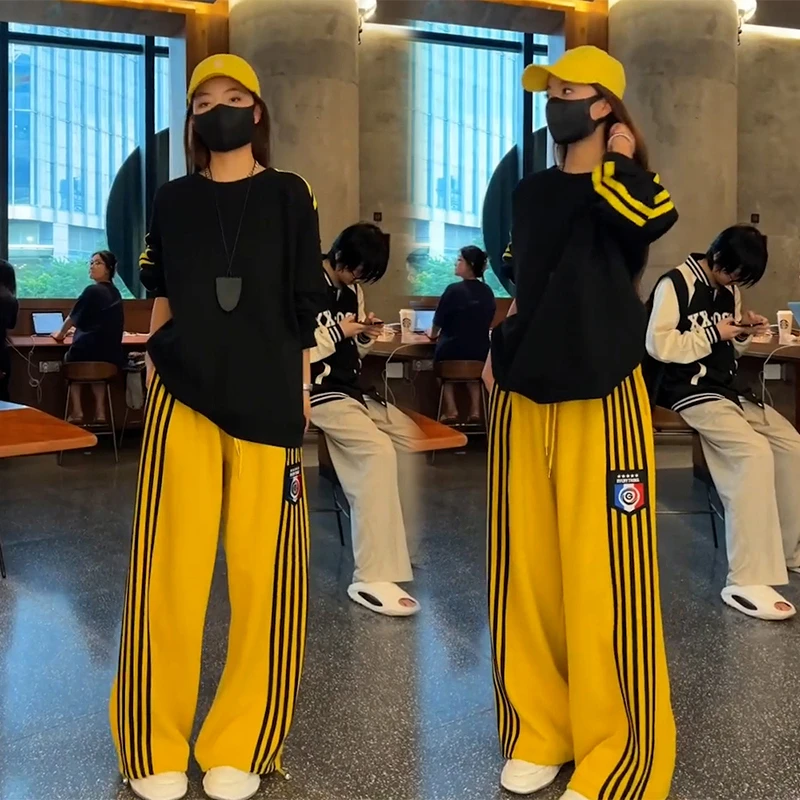 一整套入秋高级感穿搭休闲运动奶茶色条纹宽松卫衣阔腿裤两件套女