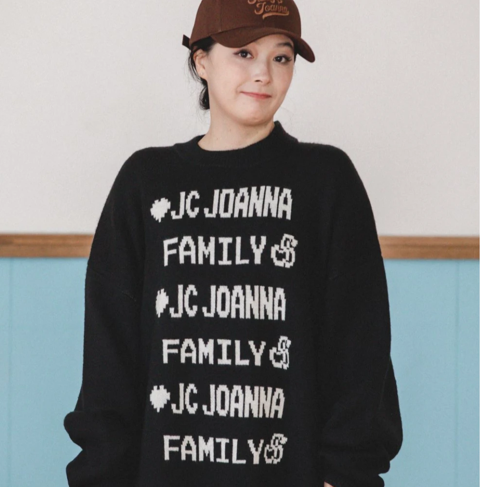 JUICY&JOANNA/橘子樱桃撞色FAMILY满印中长款毛衣