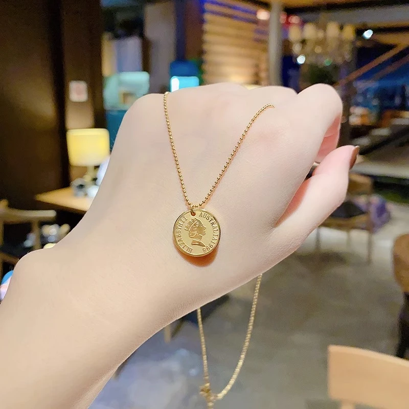 钛钢项链 轻奢女王头像仿钱币复古金色简约毛衣链硬币圆牌ins小众
