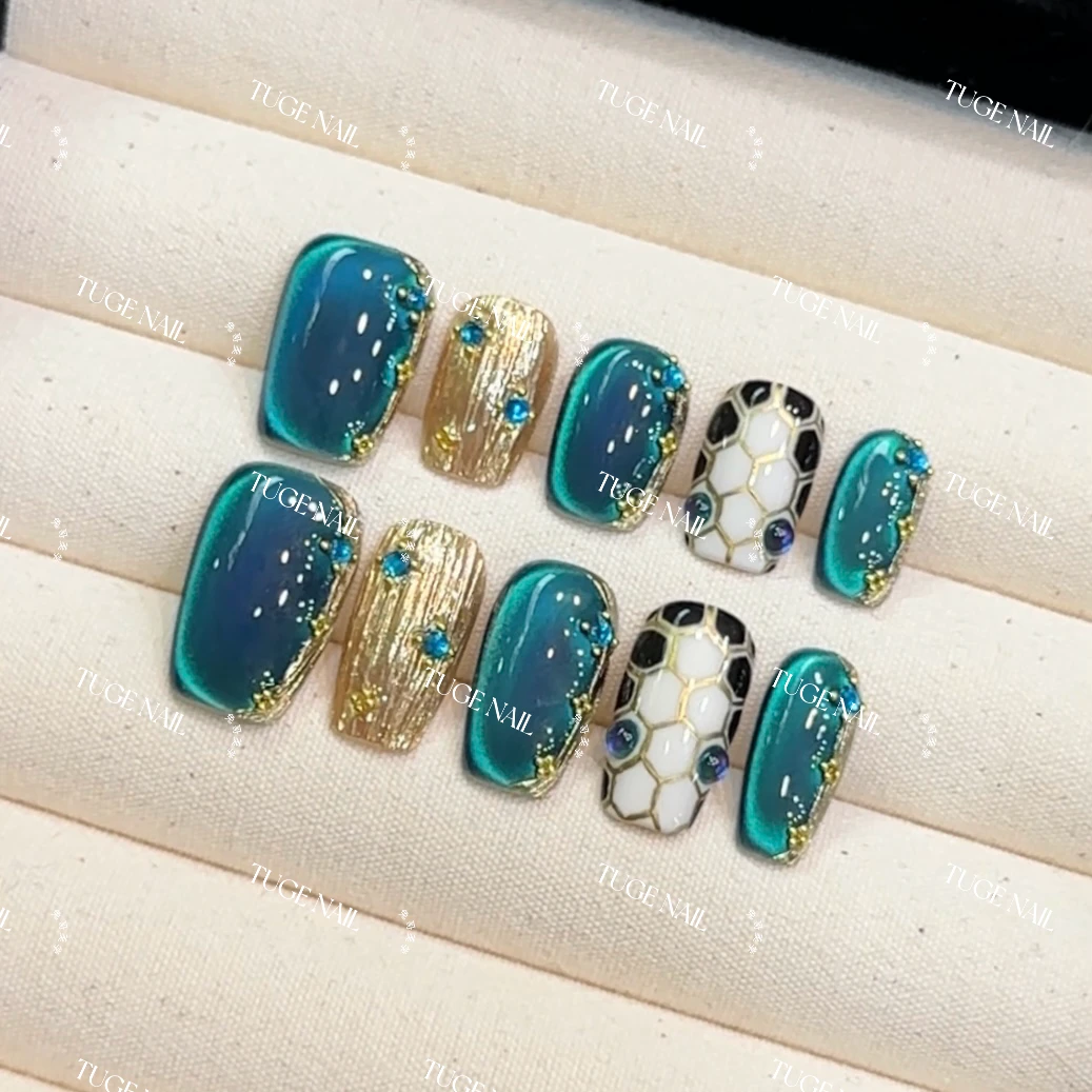 TugeNail“宝宝蛇”秋冬氛围感手绘宝宝蛇猫眼设计师款穿戴甲1199