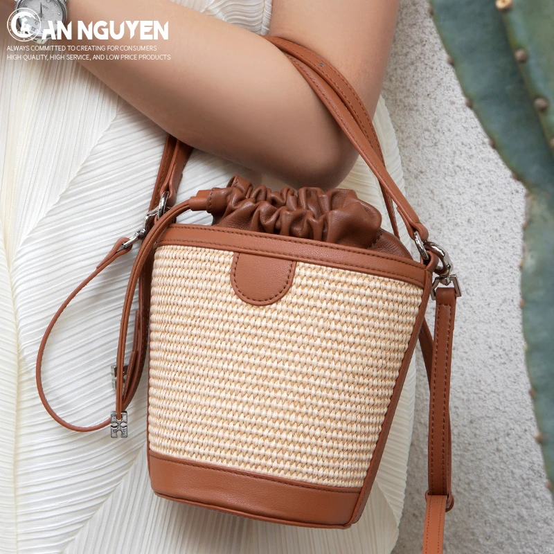 TT17新款百搭羊皮手提包时尚单肩斜跨拉菲草水桶包12×12×16cm