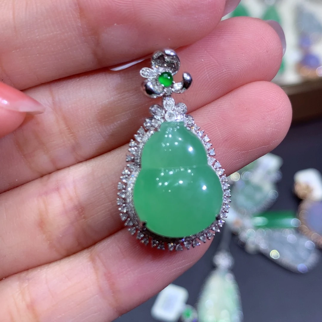 翡翠吊坠(赠链)18K金镶嵌