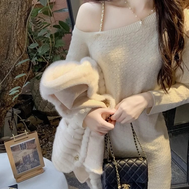 鱼兔子的兔子毛衣连衣裙女2023新款秋冬纯欲名媛轻奢链条露肩短裙