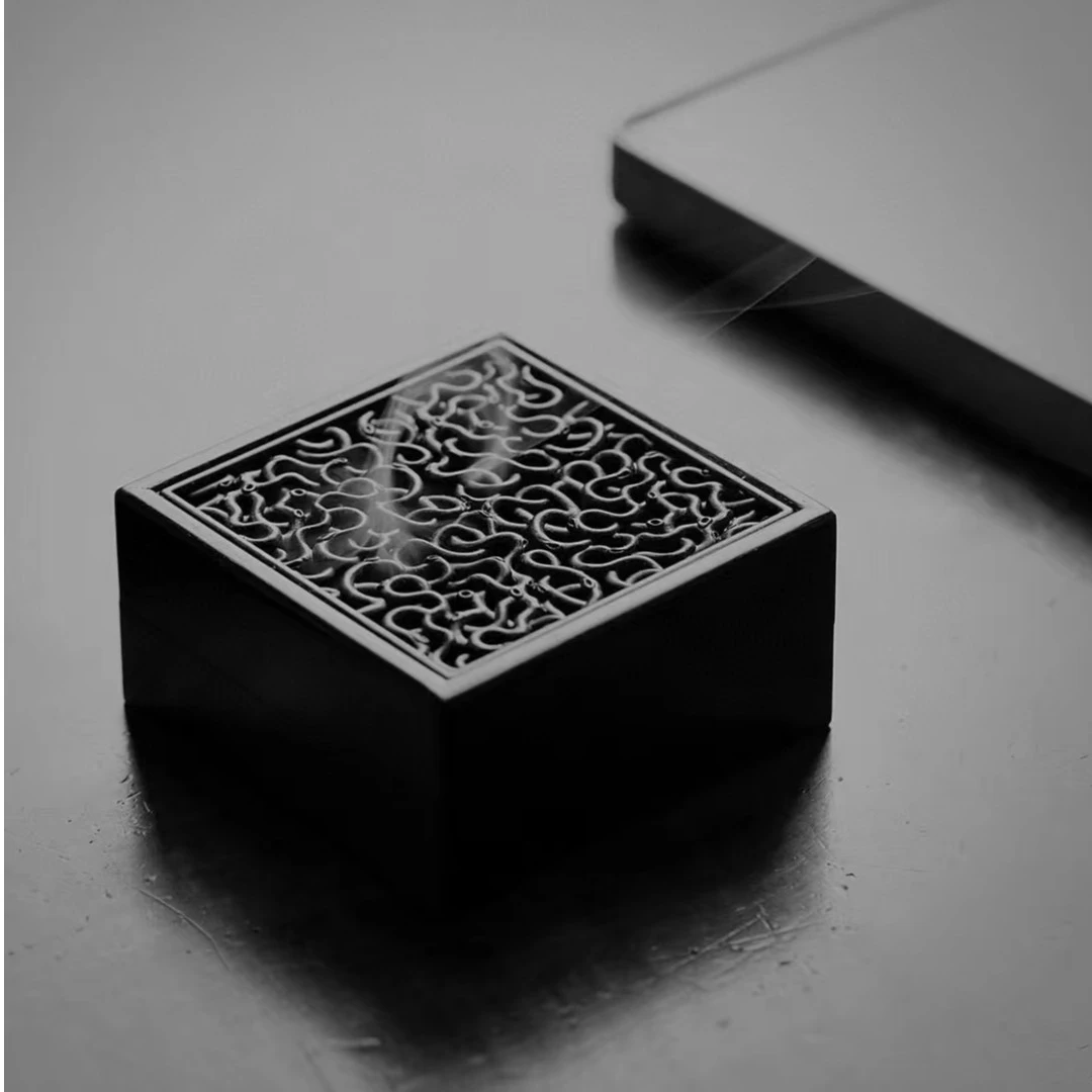 376 ZGT全独板精工路路通镂空雕盘香盒