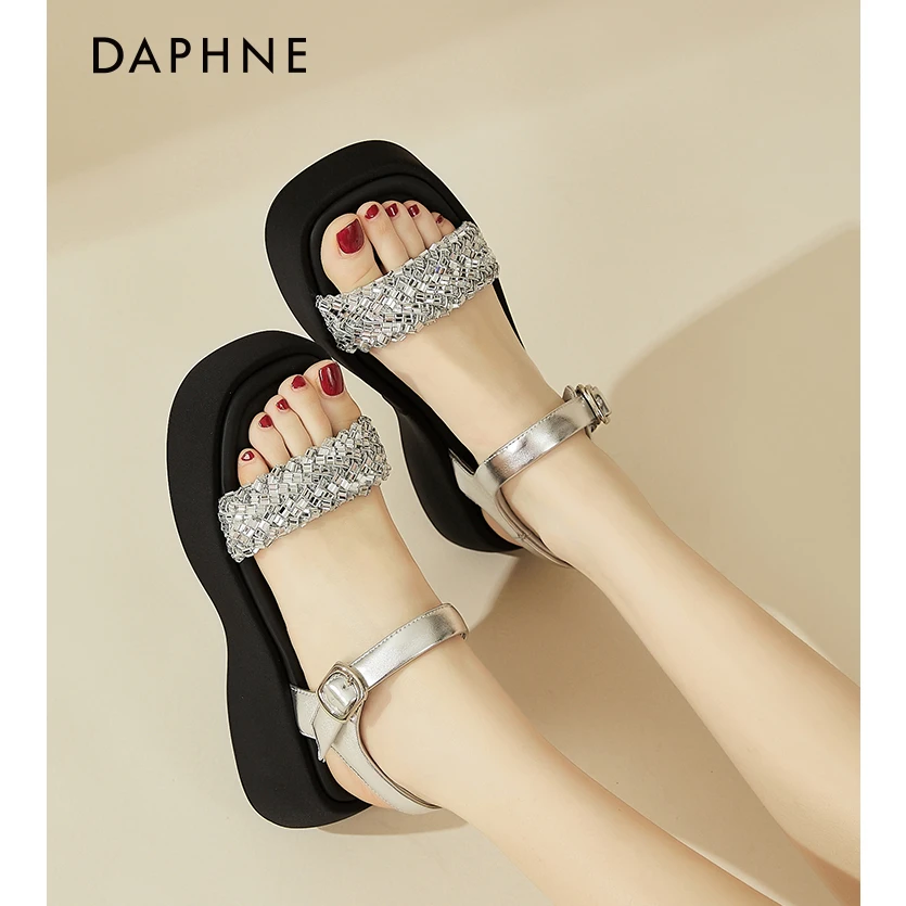 达芙妮厚底凉鞋女夏季2025新款仙女风银色罗马休闲一字带沙滩鞋女