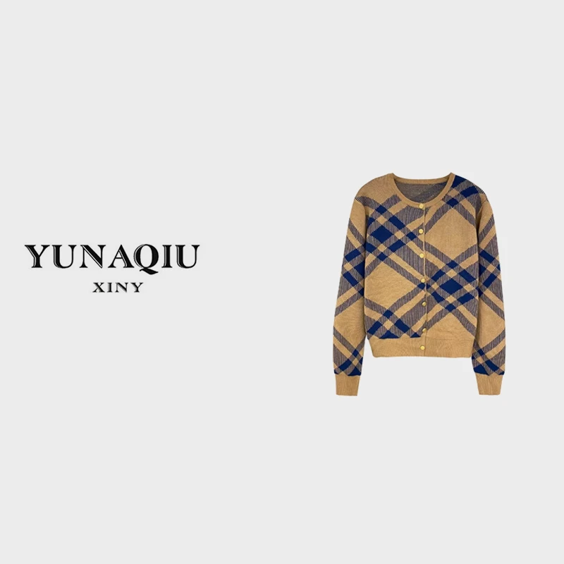 YUNAQIU法式名媛百搭上衣女新款时尚圆领单排扣针织开衫-8535