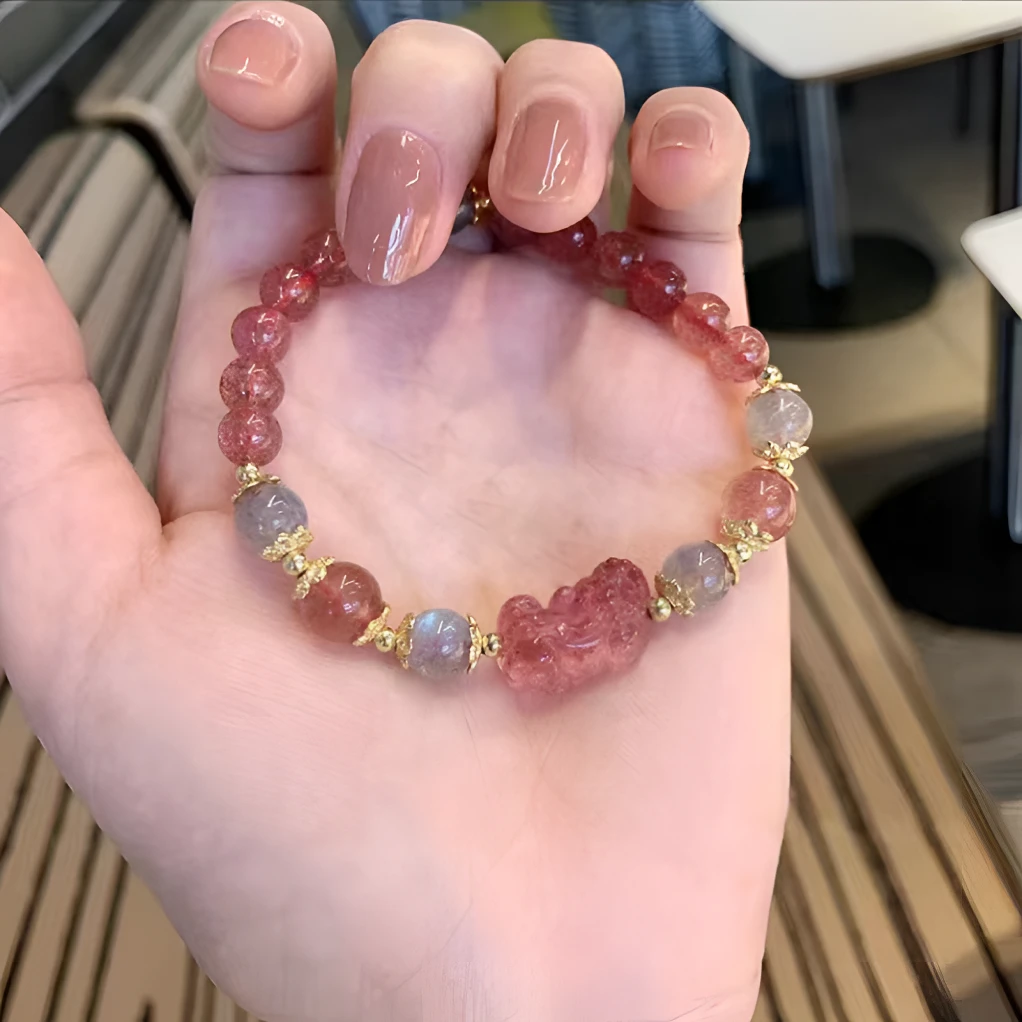 草莓晶貔貅手链女韩版ins小众设计水晶手串闺蜜同款百搭甜美风格