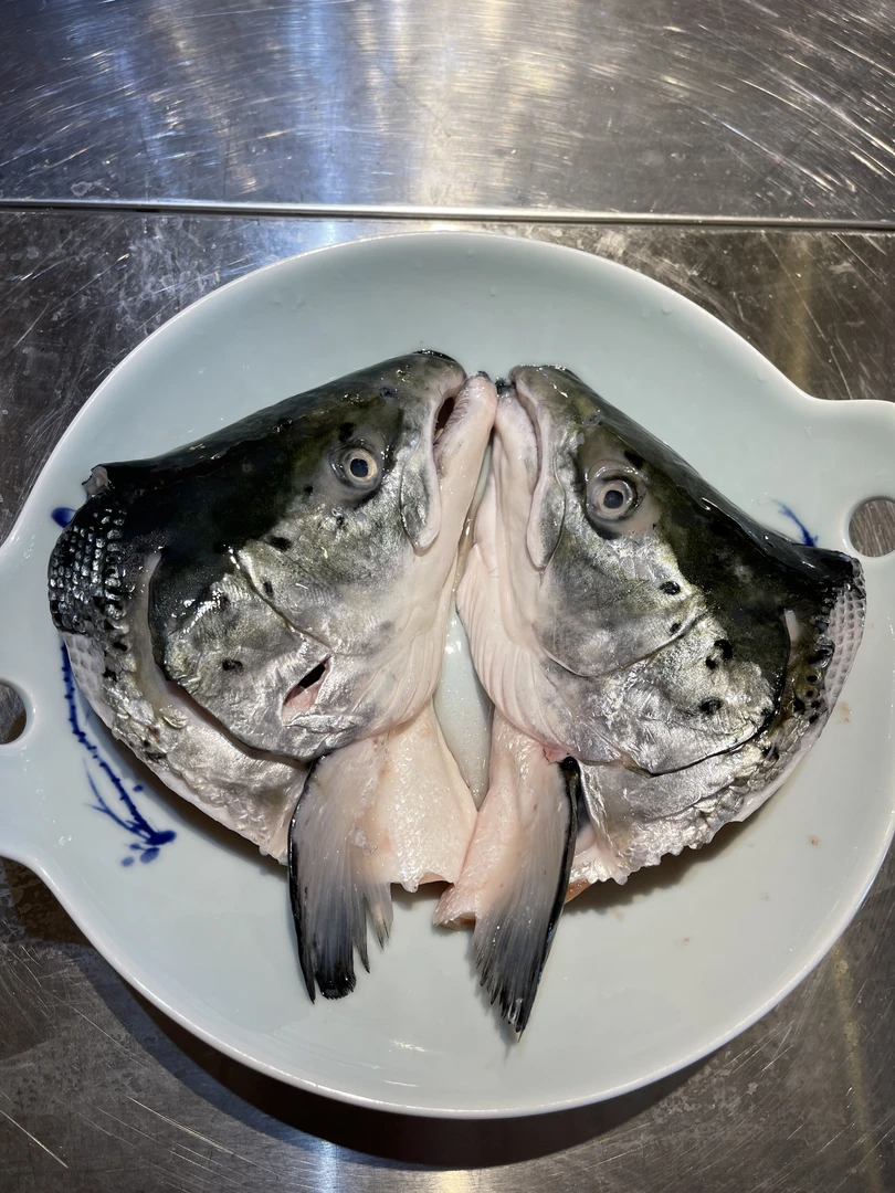 买一送一  冰鲜三文鱼头  共二斤左右 日式食用新鲜