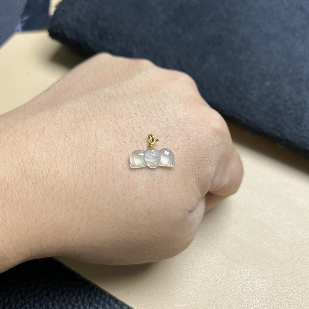 翡翠吊坠蝙蝠高冰种光感好18K金福气常伴高贵精致素款