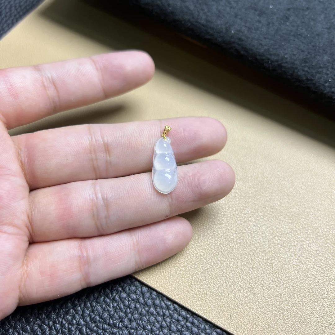 翡翠豆子吊坠冰种光感好精雕18K金女式硕果累累高贵气质百搭