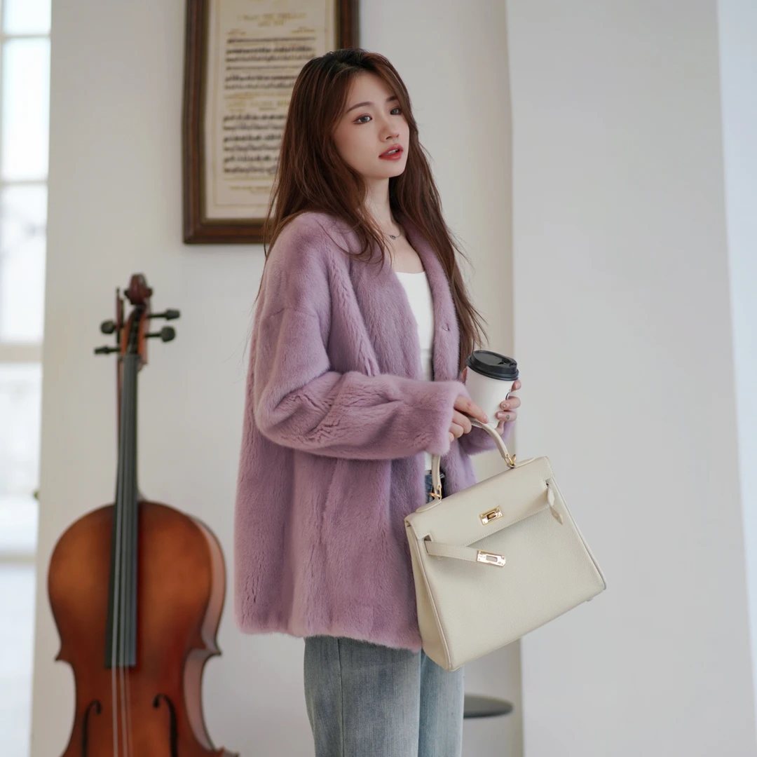 2024年冬季新款简约V领中长款女士进口水貂时尚气质保暖外套