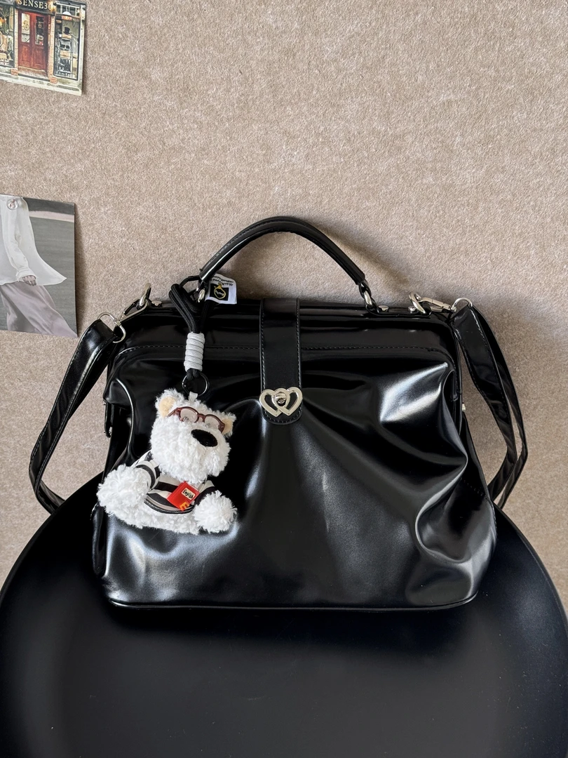 【菜芽子】黑色包包女高级感小众斜挎包上课通勤大容量手提双肩包