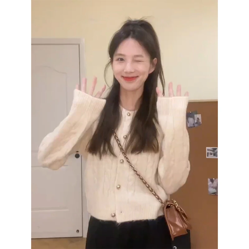 米白色温柔软糯绞花时尚针织毛衣开衫外套女秋冬新款长袖短款上衣