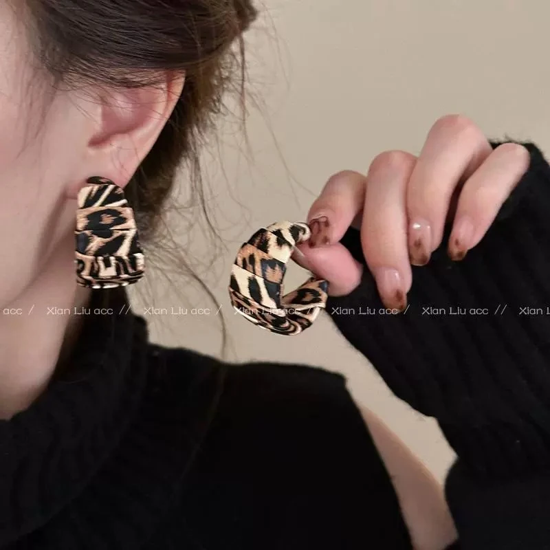 铜合金耳饰  秋冬复古豹纹C形褶皱耳圈新款高级感气质耳饰显脸小