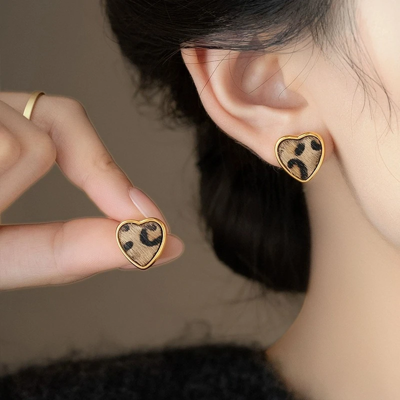 铜合金耳饰  小巧精致爱心豹纹耳钉女秋冬百搭气质时尚高级感耳饰