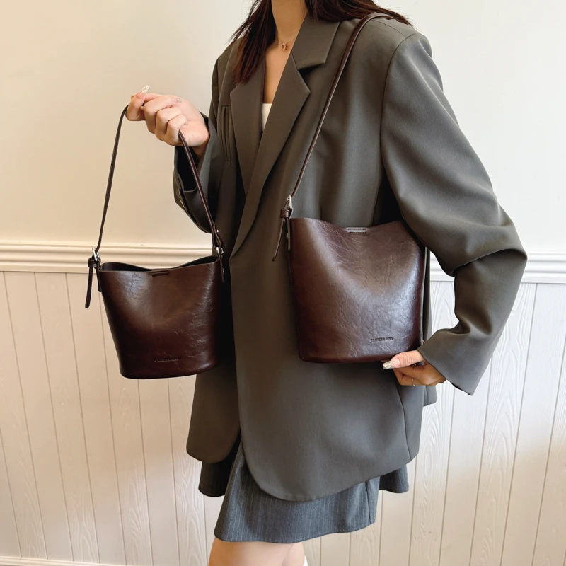 复古百搭小包包女2024新款高级质感单肩腋下包洋气通勤斜挎水桶包