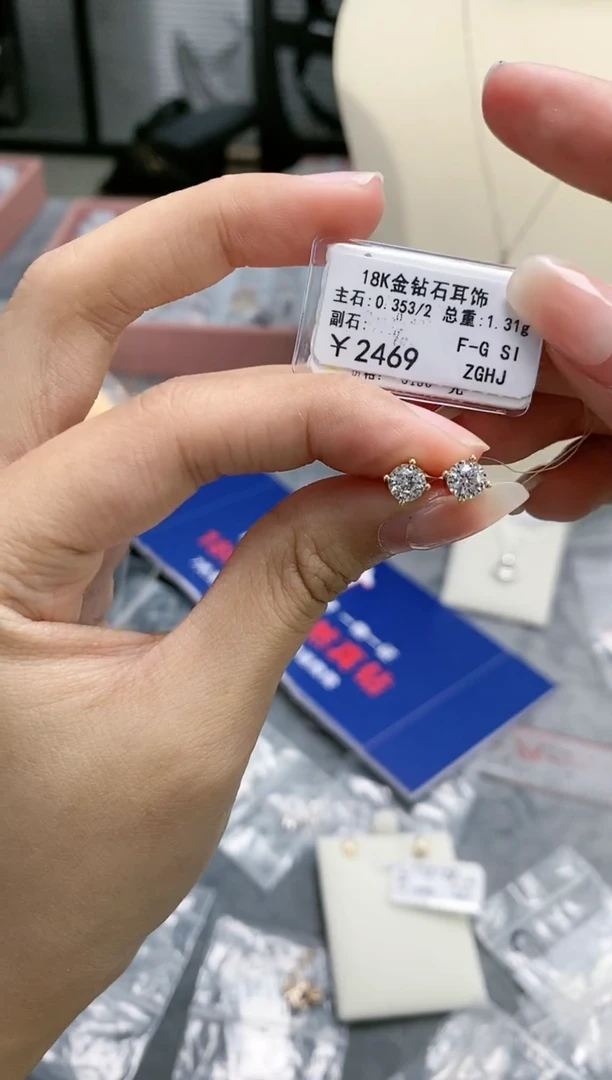 【闪购商品】钻石耳饰18K金镶嵌239000