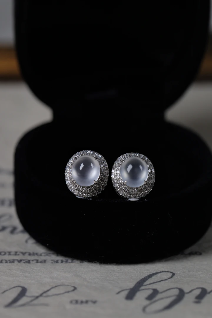 18k金镶嵌纯白高冰翡翠蛋面耳钉戴妃款