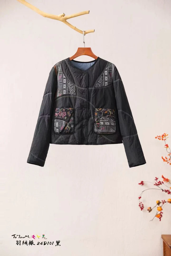 （漂亮女人家）楚馨24D101民族风刺羽绒服两面性