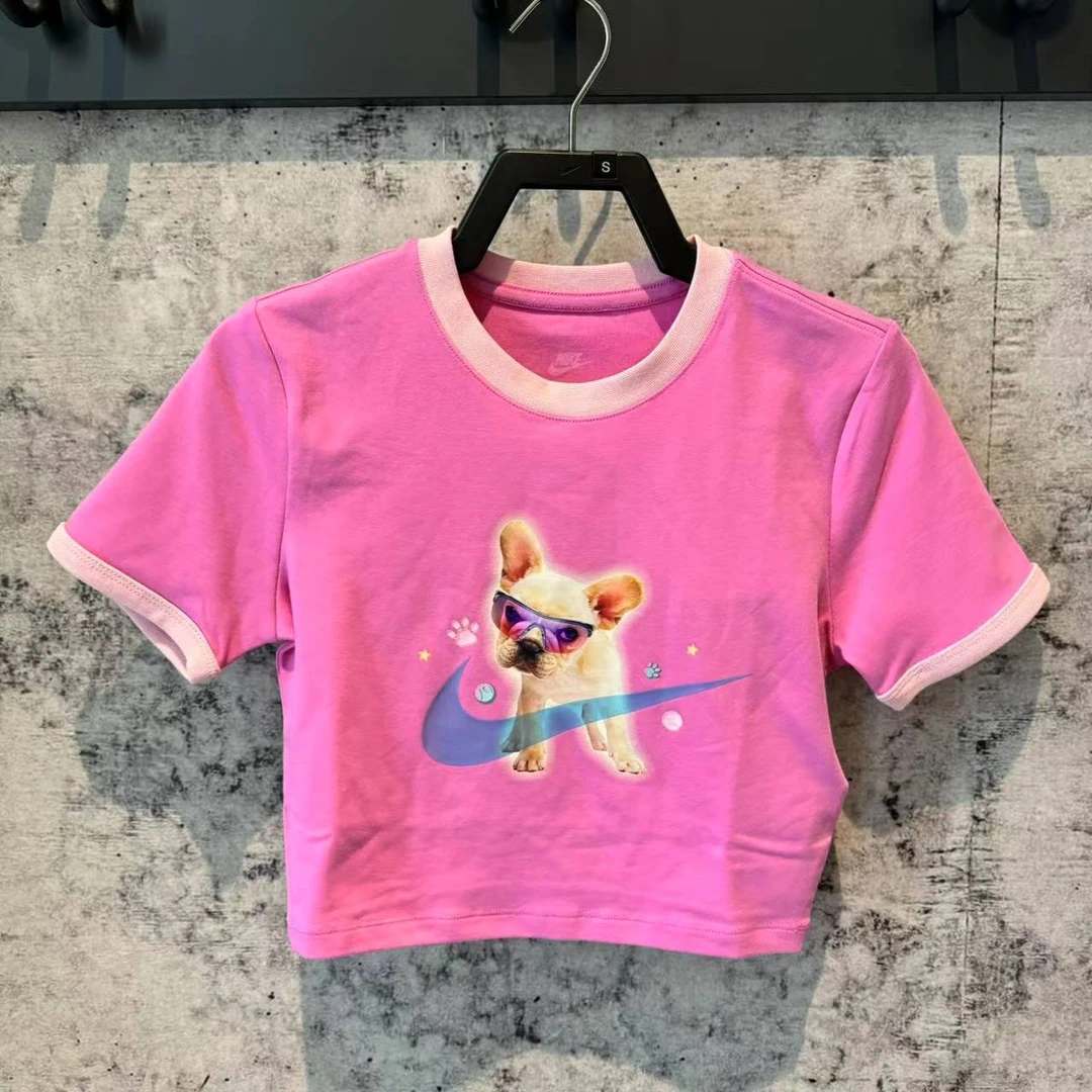 NIKE/耐克【店铺同款】女子 粉色短款狗狗无领短T恤  HM4621-675