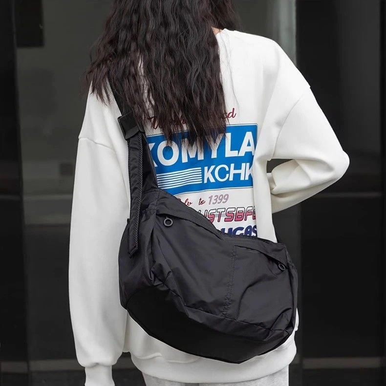 小众休闲饺子包简约大容量斜挎包男款通勤百搭单肩包学生轻便女包