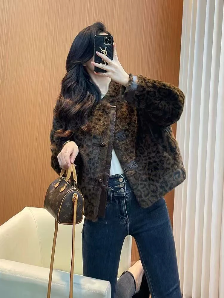 女人屋：2024新款、潮款豹纹皮毛一体、加厚款外套