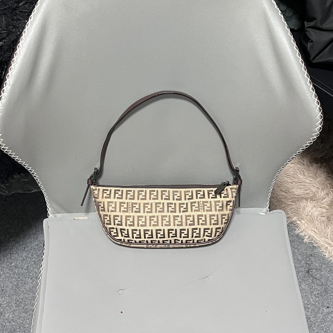 95新 FENDI/芬迪 小号棕色老花布面半月小船腋下包单肩法棍