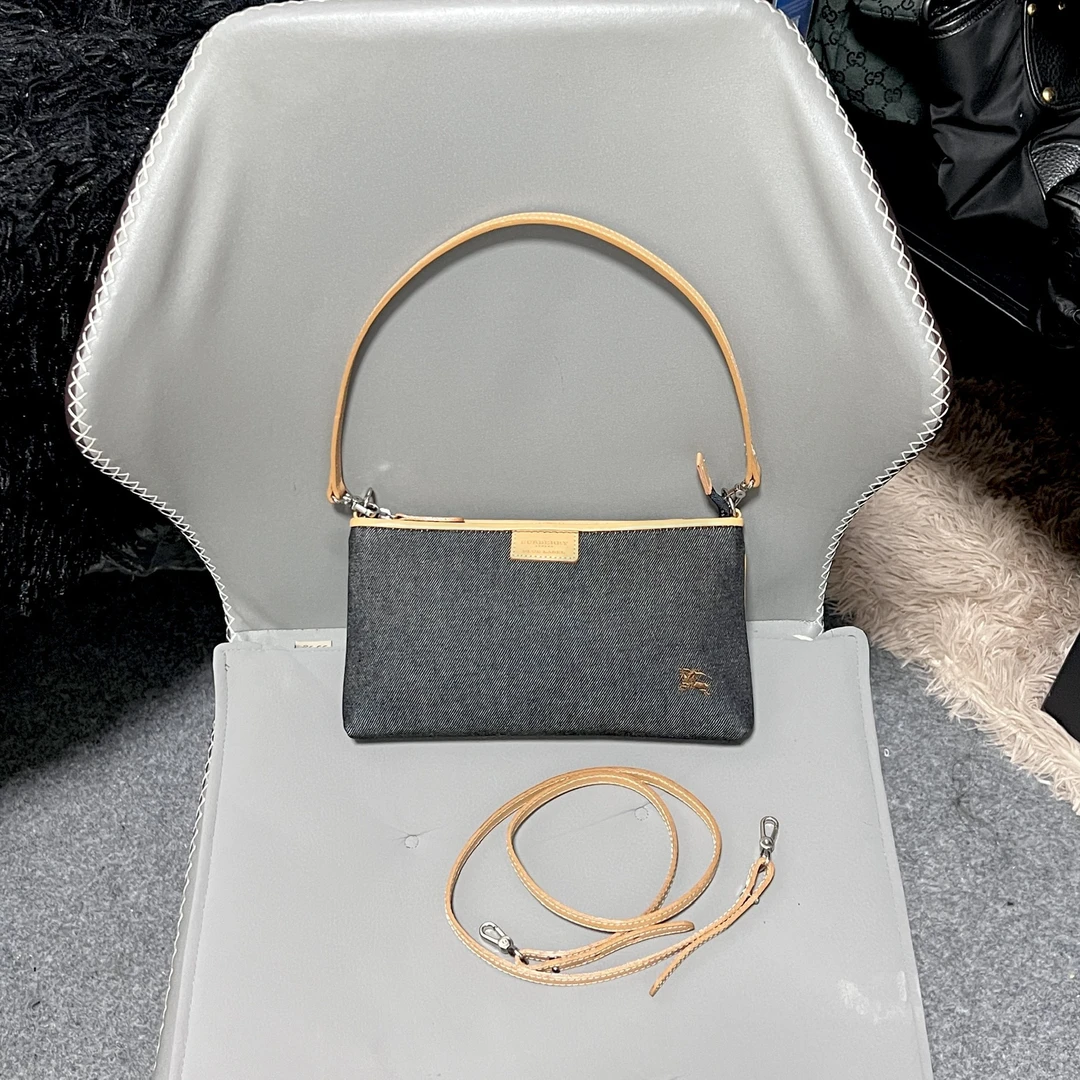 95新 BURBERRY/博柏利 腋下斜挎两用战马牛仔蓝色布面小号麻将包