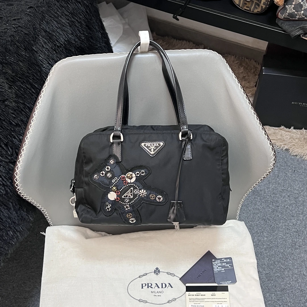 95新 Prada/普拉达 机械小熊限量款黑色尼龙保龄球手提波士顿包