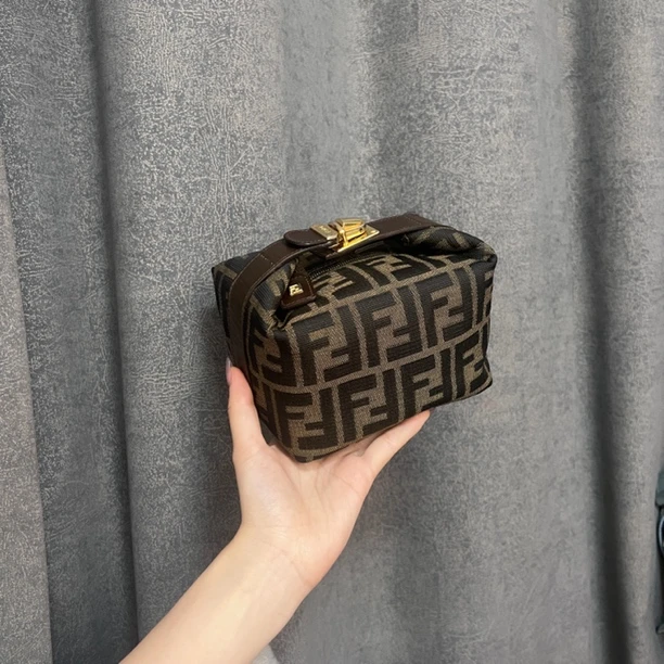 95新 FENDI/芬迪 小号金扣饭盒手提包棕色大老花布面饭盒遛狗便当