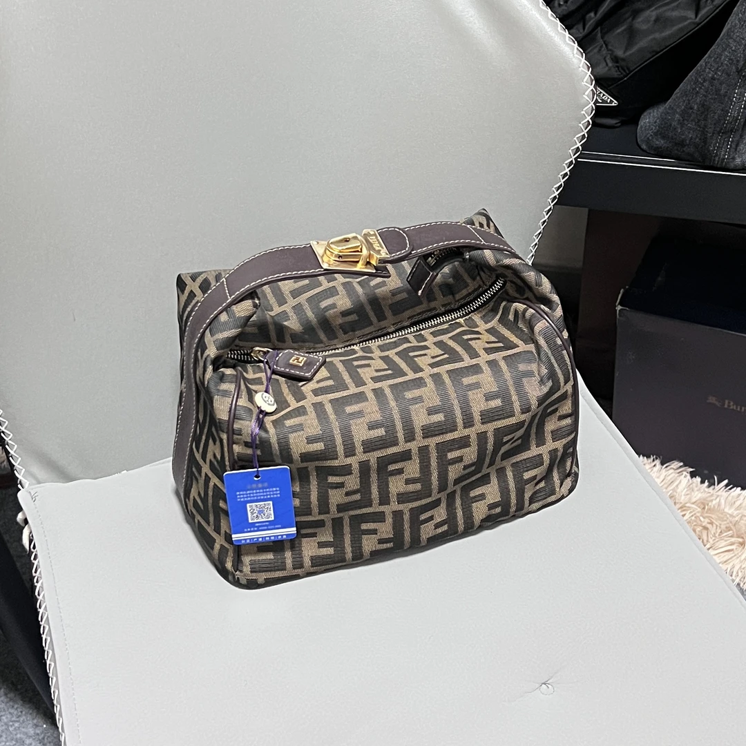 95新 FENDI/芬迪 大号深棕色金锁扣大老花布面手提饭盒包遛狗包