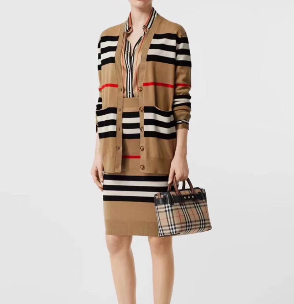 99新 博柏利Burberry 经典卡其色针织开衫 00713