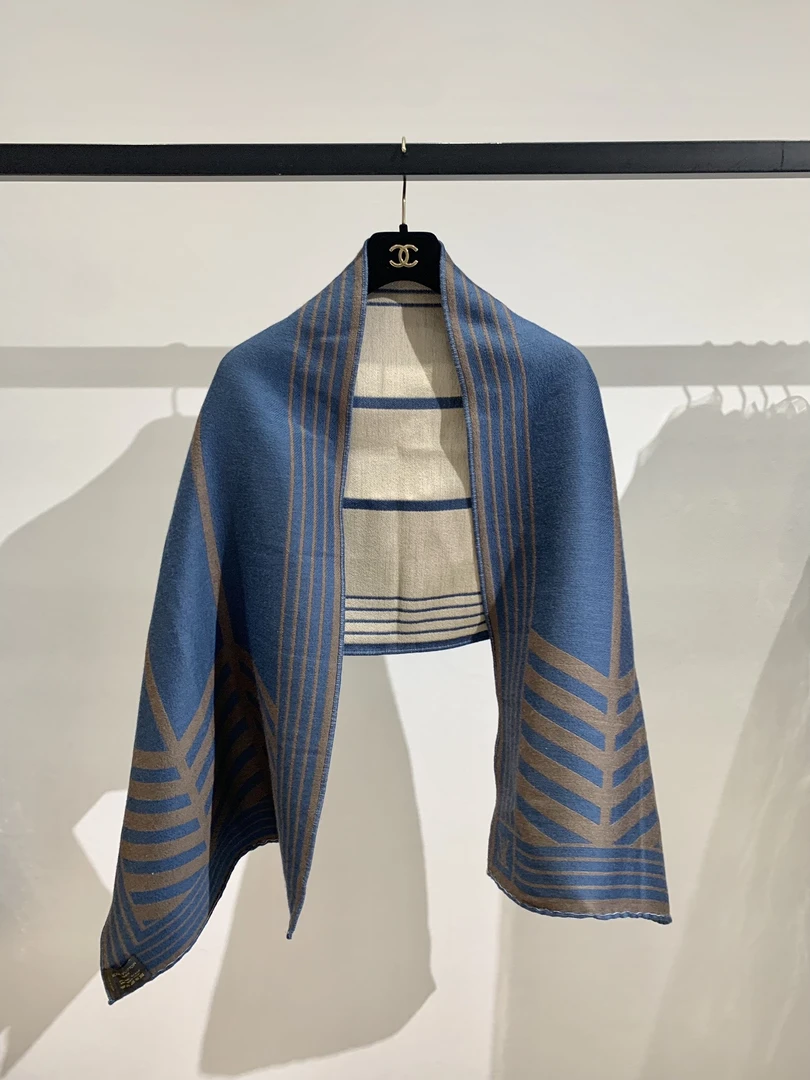 99新LV 羊毛湖蓝色双面围巾