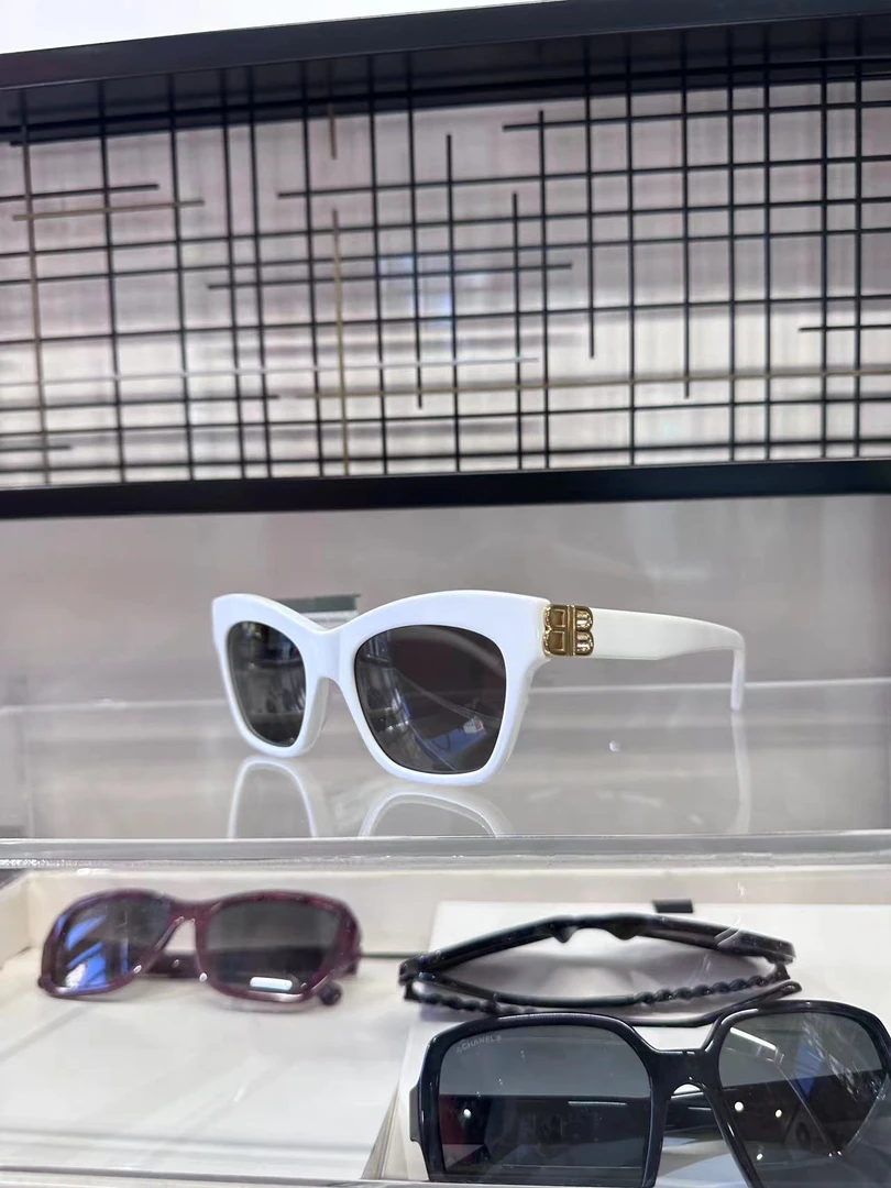 全新未使用 Balenciaga/巴黎世家 白色边框墨镜