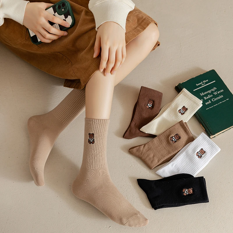 春秋中筒袜子女ins日系刺绣小熊百搭外穿搭配鲨鱼裤长筒运动棉袜