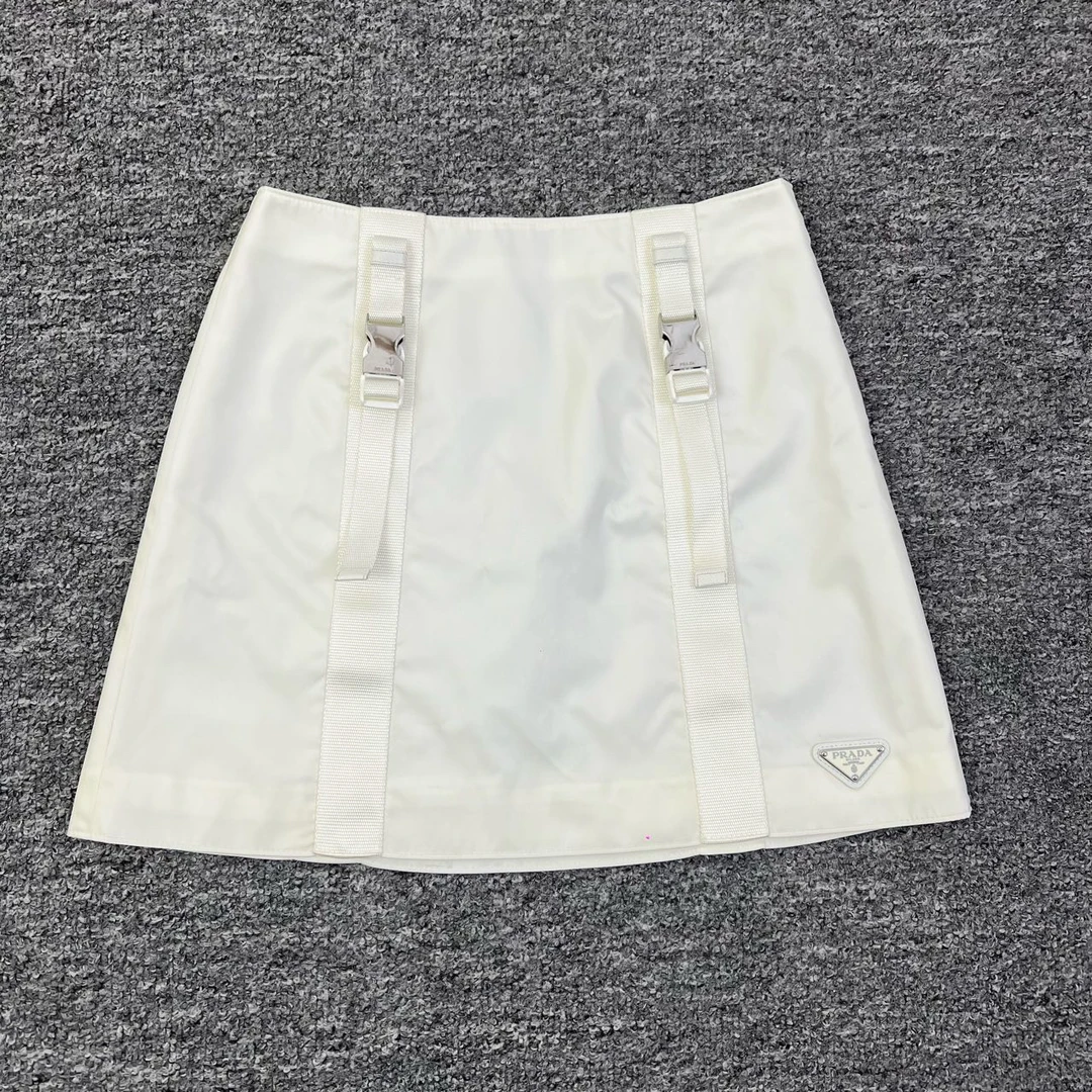 Prada/普拉达/38s码/再生尼龙三角标短裙/95新/洗水标/女款/10997