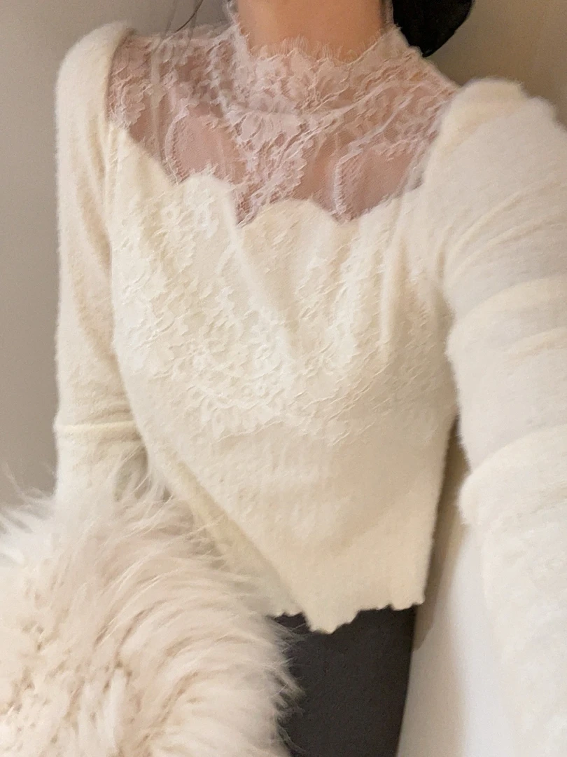 老赵服饰 蕾丝拼接半高领针织上衣 21AU2715
