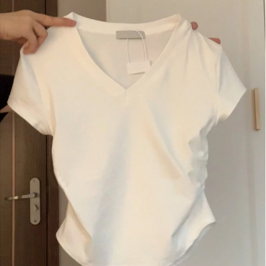 白色内搭辣妹短款掐腰设计感上衣女夏季法式正肩v领短袖t恤打底衫