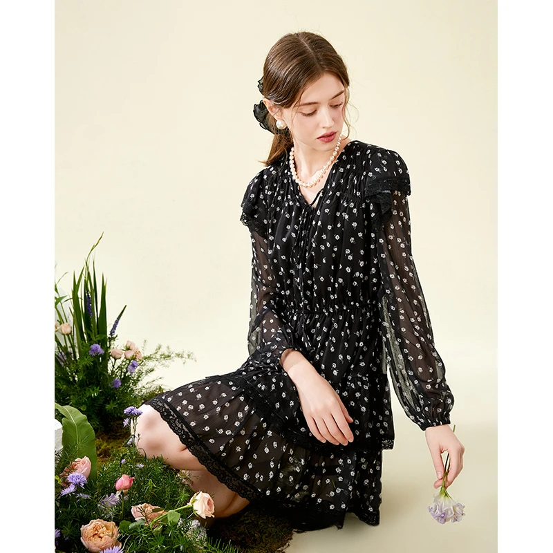 秋水伊人2025春季设计感系带V领印花连衣裙新款女木耳边蛋糕裙